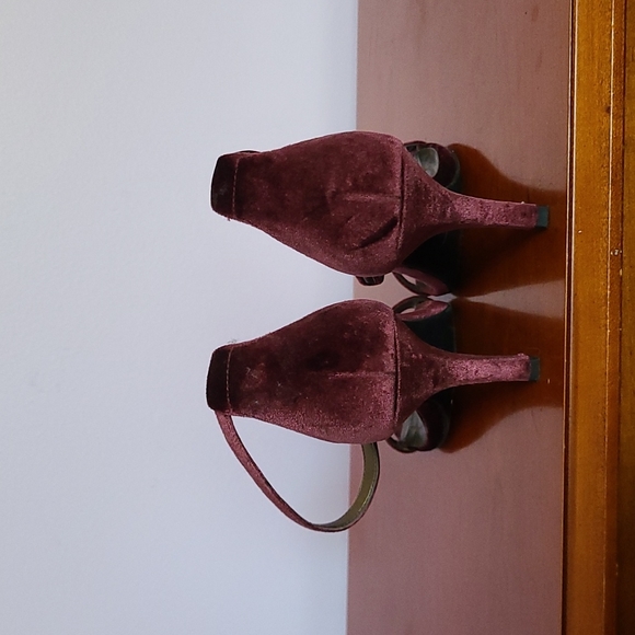 Bandolino suede purple heels size 7.5 - Picture 4 of 4